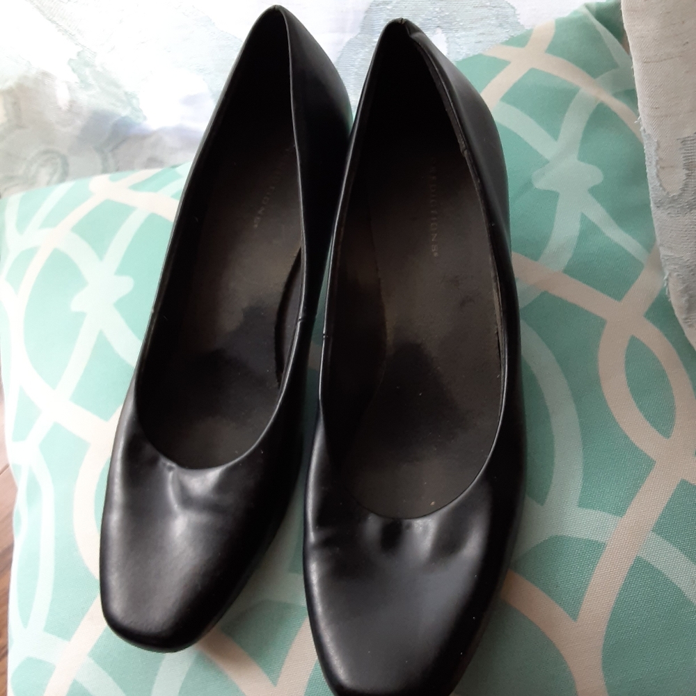 Black kitten heels
